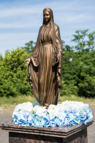 Figura Matki Bożej na parkingu fot. J. Bednarska