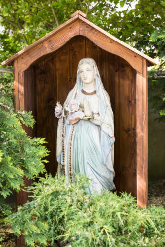 Figura Matki Bożej od strony parkingu fot. J. Bednarska